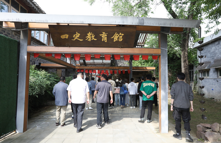 南京高等职业技术学校全体招生工作人员参观红色李巷